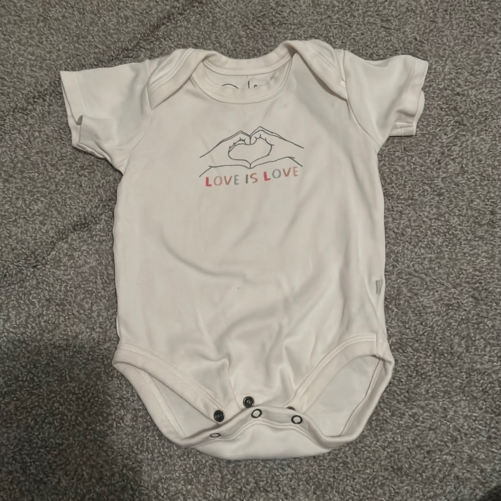 Finn + Emma onesie “Love is love” size 9-12 months